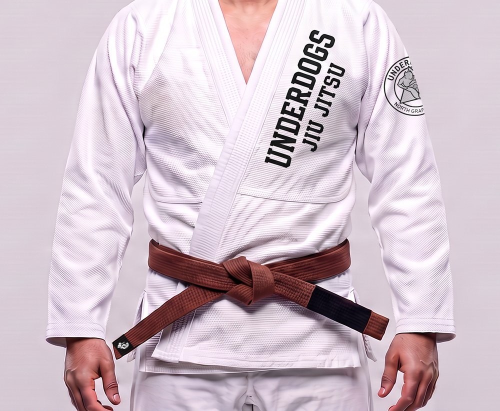 קימונו לבן עם הכיתוב UNDERDOGS JIU JITSU